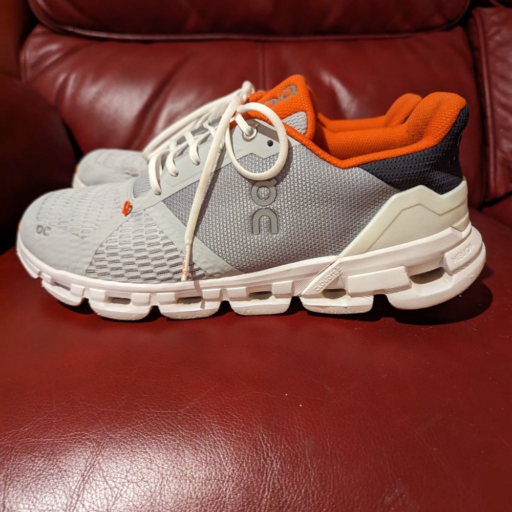 Authentic on clouds. 9. Excellent condition. Comes with box